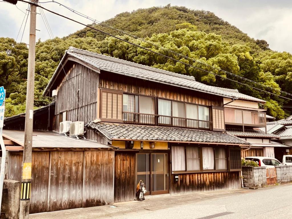 Hiki皆様お宿　川風的一座以山为背景的木制建筑
