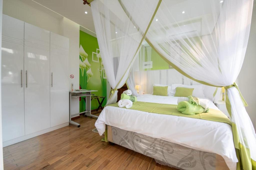 马普托Casa Quimera的一间卧室配有一张带天蓬的白色床