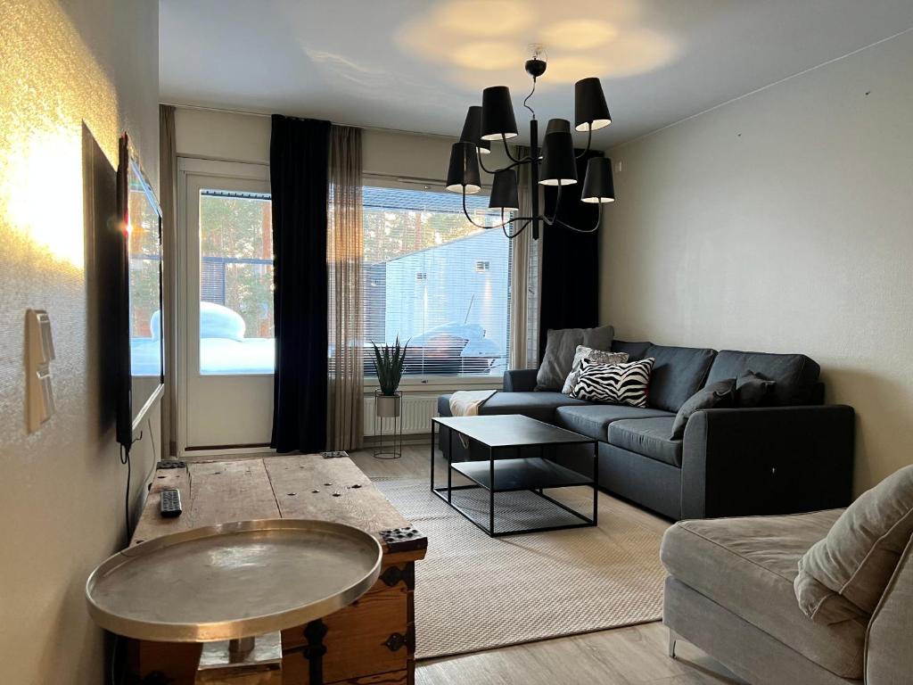 于韦斯屈莱Time Apartments Kärpänkuja的客厅配有沙发和桌子