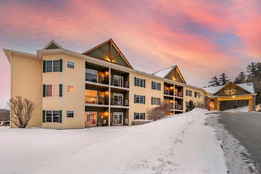 NewburyMountain Edge Suites at Sunapee, Ascend Hotel Collection的前面有雪的建筑