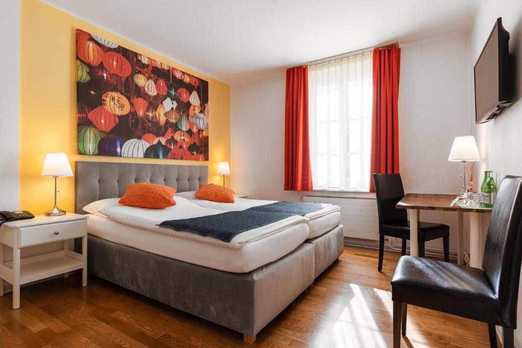 穆尔滕穆尔登酒店的一间卧室配有一张壁画床