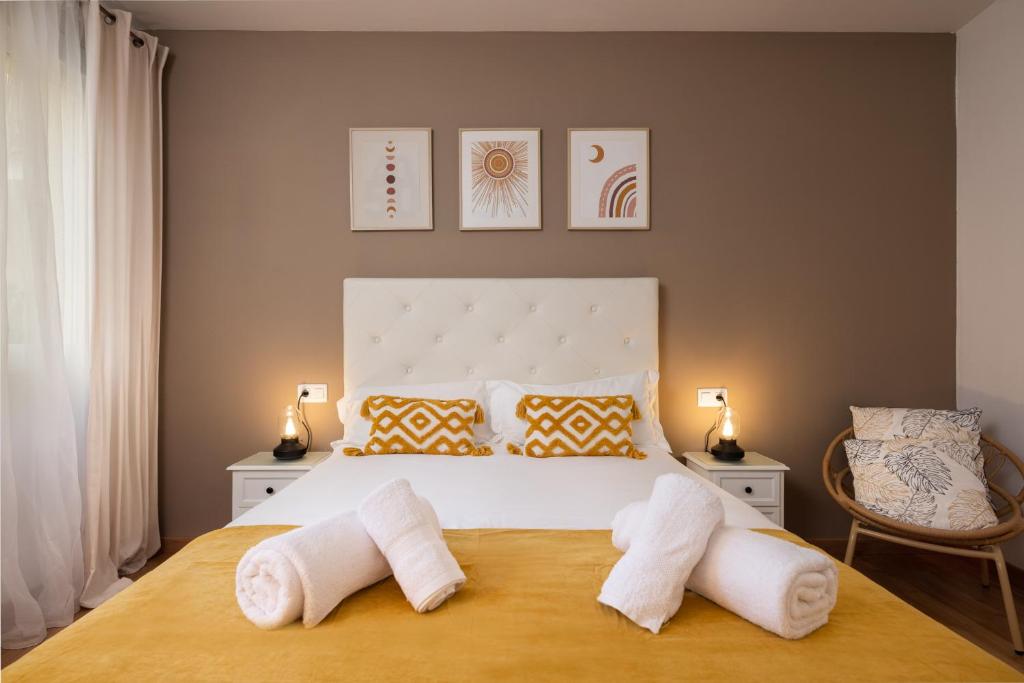 加的斯Villa Araucana的一间卧室配有一张带白色毛巾的床