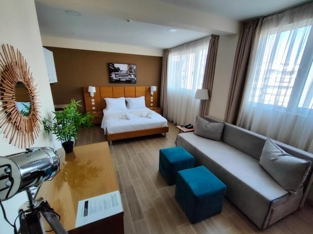 塞萨洛尼基La Place Suites - La Place De La Gare的客厅配有沙发和1张床