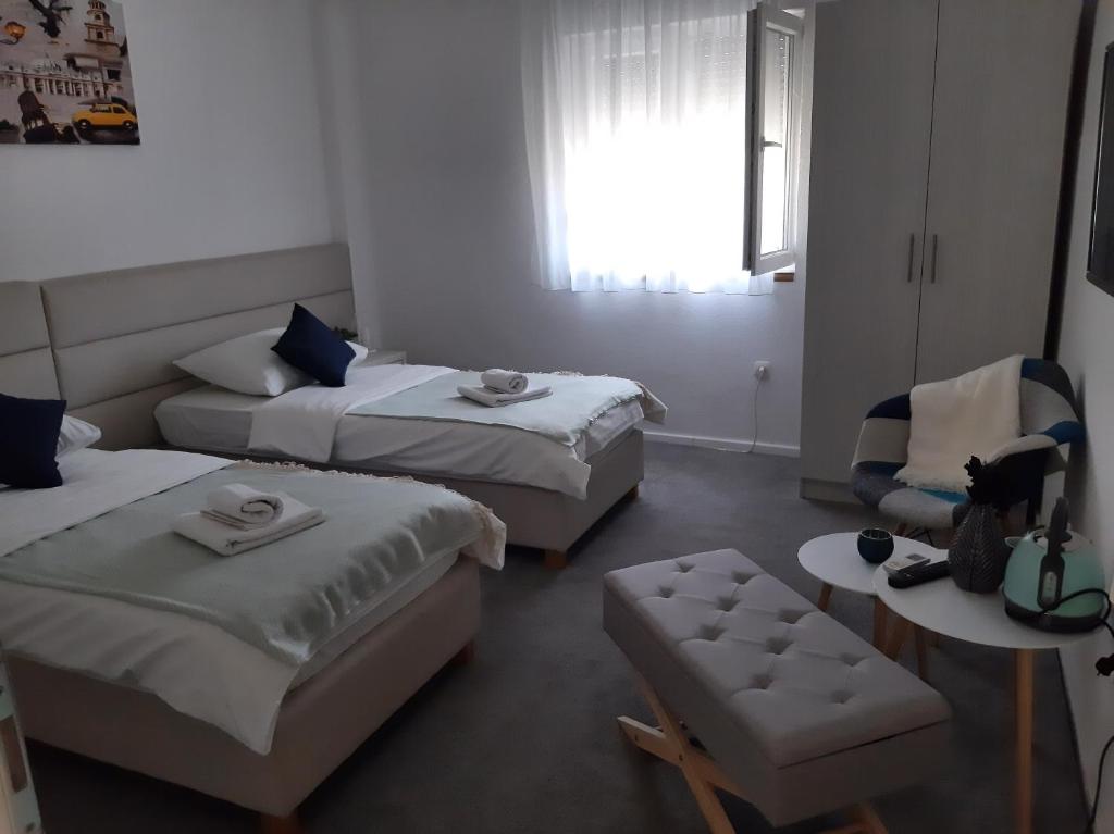 莫斯塔尔Guest House Vanja的酒店客房,配有两张床和椅子