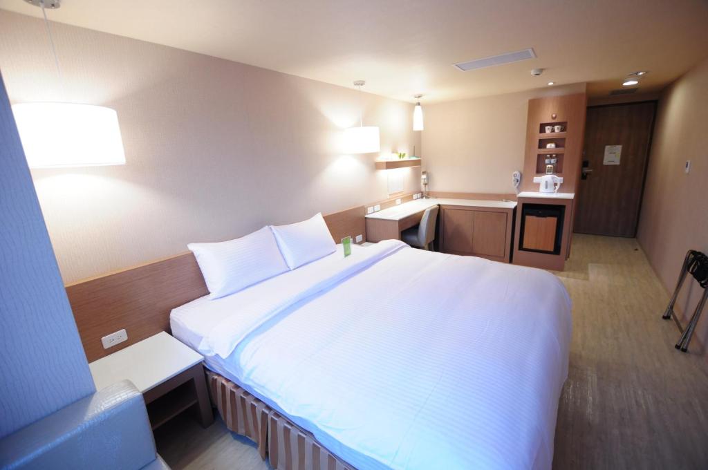 台南康桥商旅 - 台南赤崁楼馆的酒店客房设有一张大床和一个厨房。