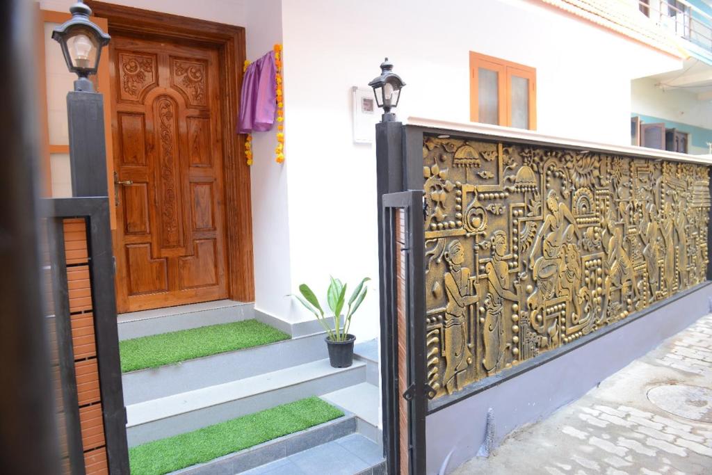 特里凡得琅Ekana Homes的门在房子前面的大门