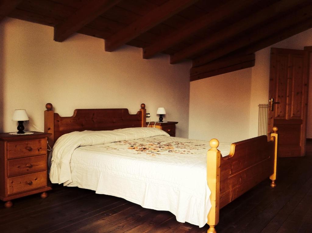 科马诺泰梅Casa Campetta的一间卧室配有一张床和一个带两盏灯的梳妆台。