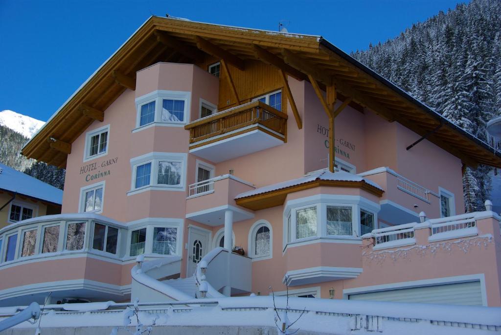 伊施格尔科琳娜酒店的粉红色的建筑,上面设有阳台