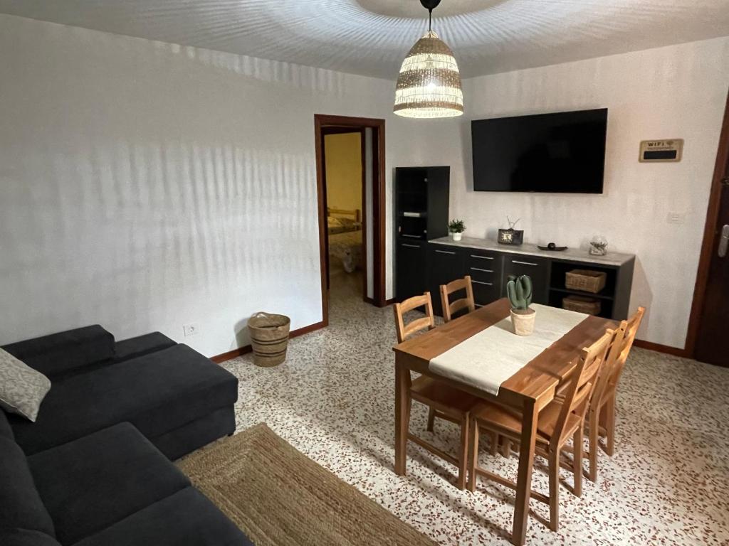 拉拉古纳Casa Candelaria的客厅配有桌子和黑色沙发