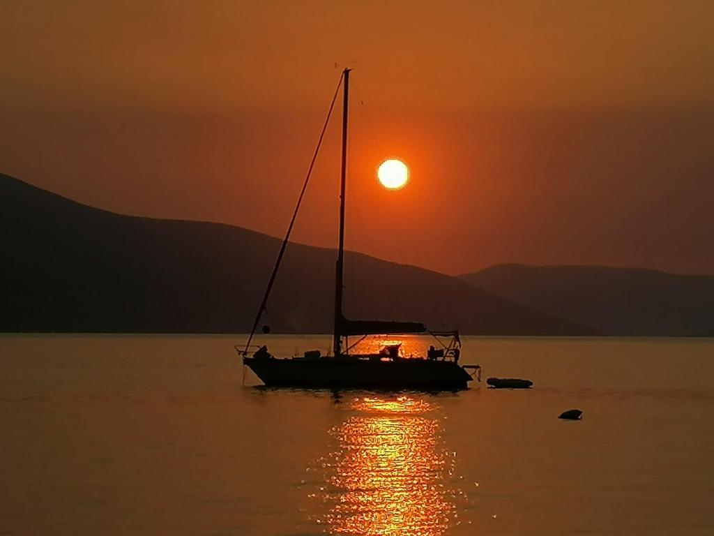 蒂瓦特Olea的日落时分在水中航行的帆船