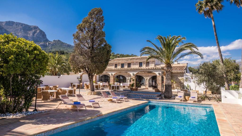 贝尼萨Casa Del Maco的一座带游泳池和度假村的别墅