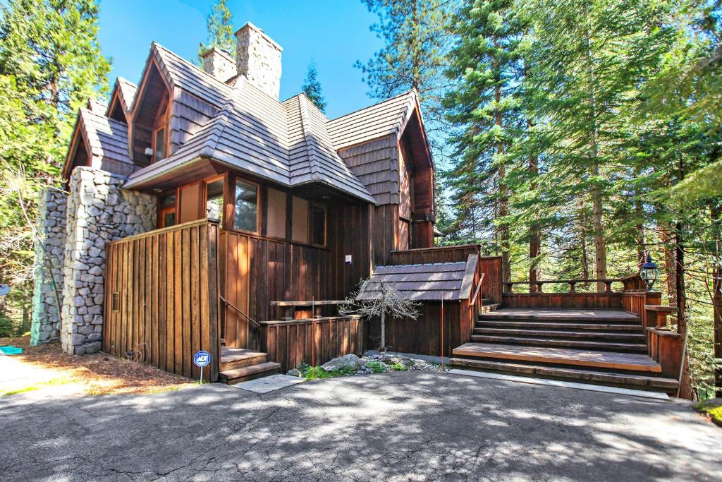 费希坎普Little Ahwahnee Inn Entrance to Yosemite的木屋设有木栅栏和楼梯