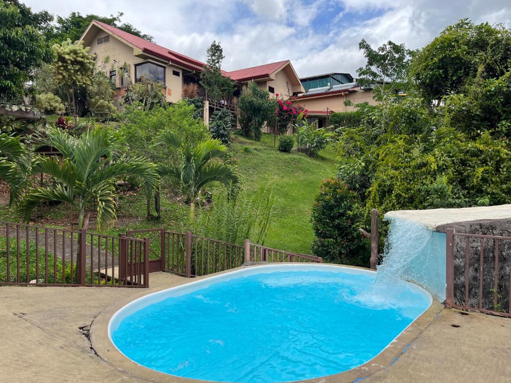 Quesada传统精品酒店的一座带瀑布的大型蓝色游泳池