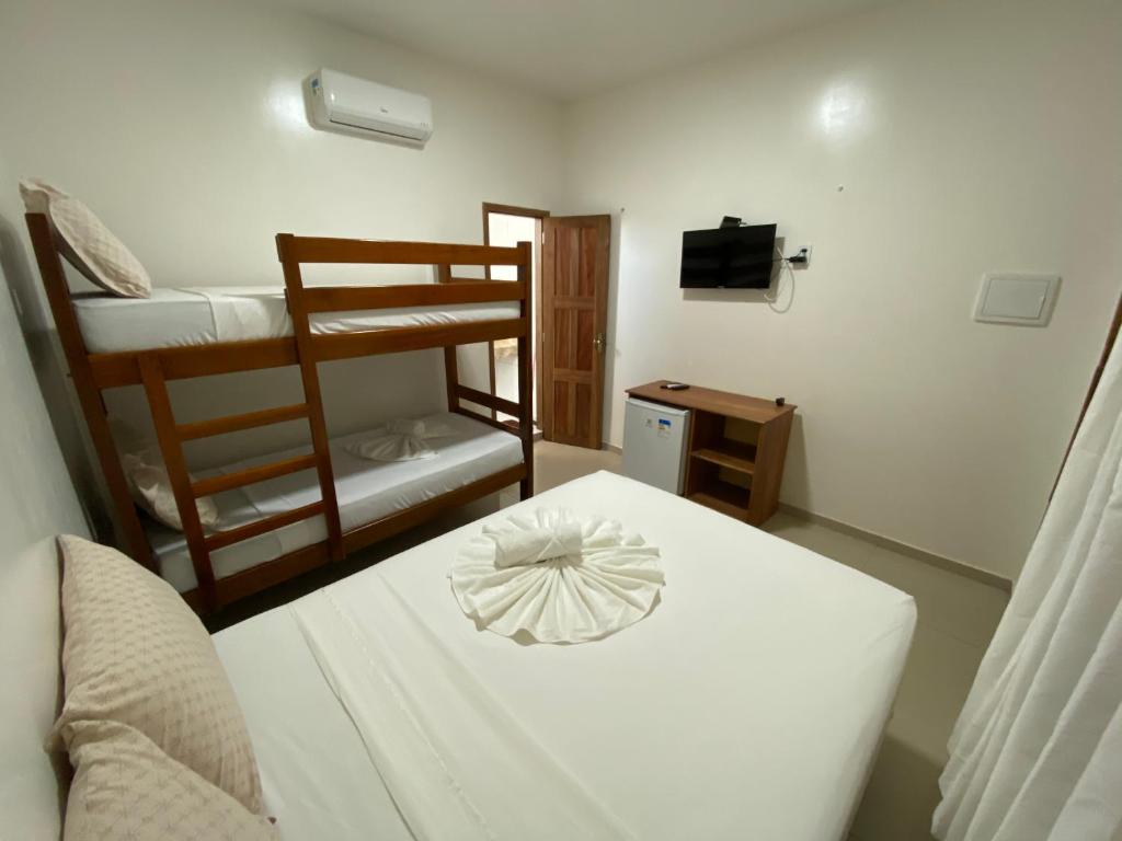 杰里科科拉Pousada Casa da Cion的配有一张床和两张双层床的房间