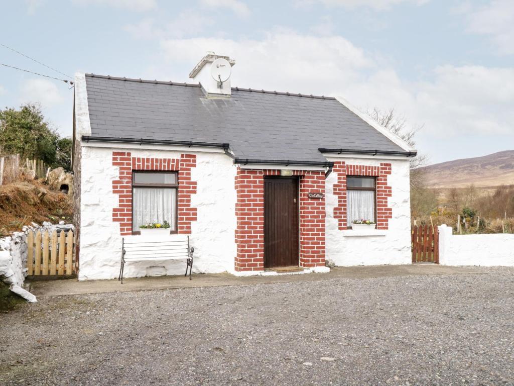 Carrowsallagh BridgeThe Cottage的黑色屋顶的红白色房子