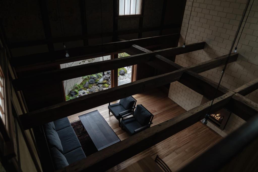 仓敷滔々 阿知の庄 蔵の宿 toutou Achinosho Kura no Yado的享有带2把椅子的客厅的顶部景色。