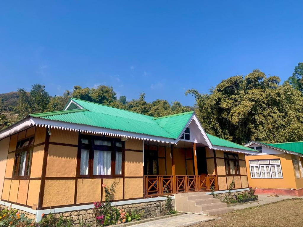 PakhyongKazi Retreat的绿色屋顶的小房子
