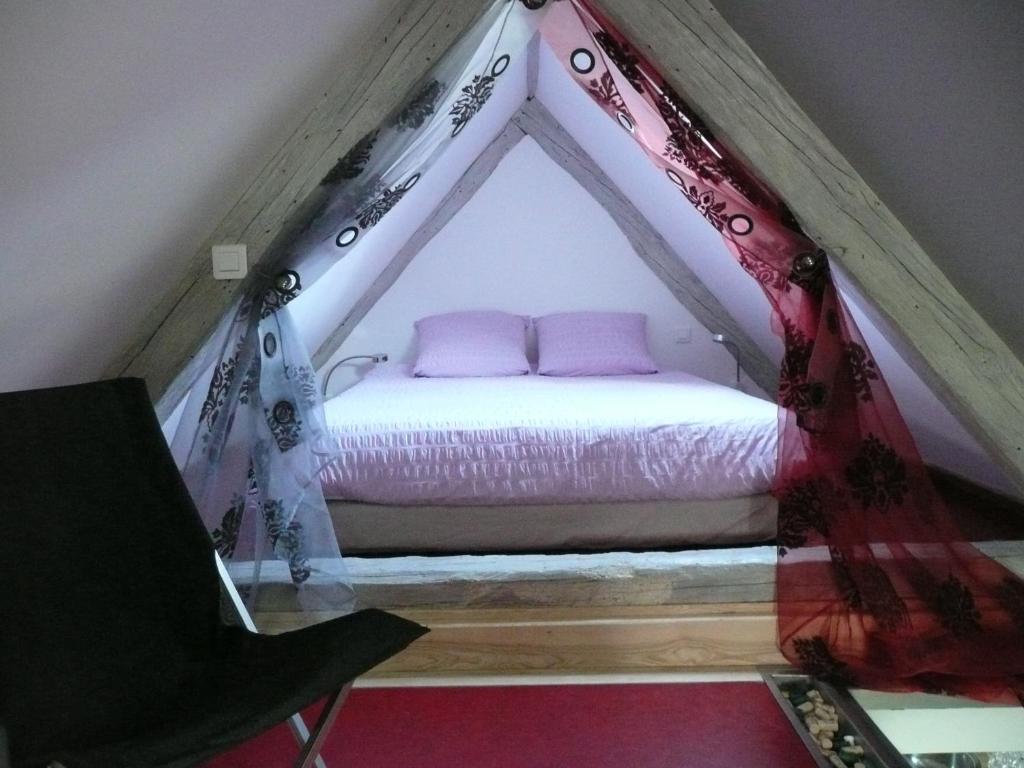 奥尔贝乐恰特卡尔姆恩艾萨克住宿加早餐酒店的房间里的帐篷里的一张床位