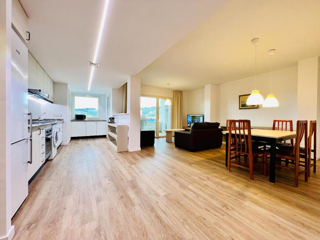 拉加里加索诺大师公寓的厨房以及带桌椅的起居室。