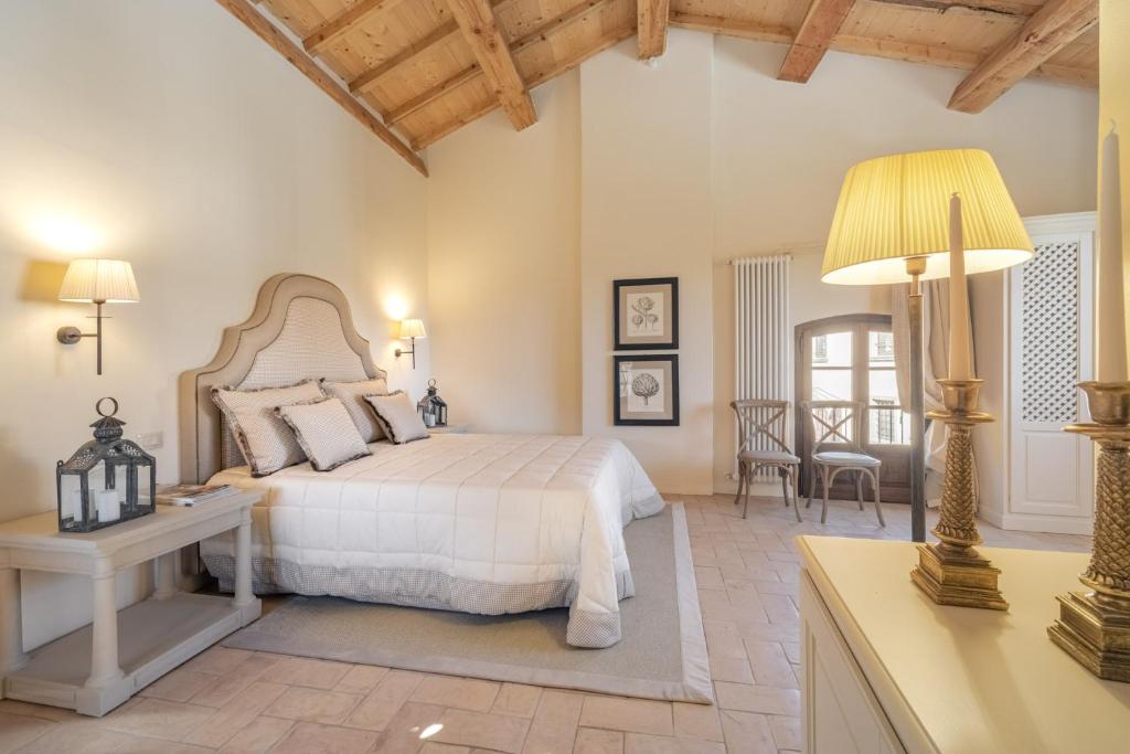 皮斯托亚Rivo della Corte的一间卧室配有一张床和一张带台灯的桌子