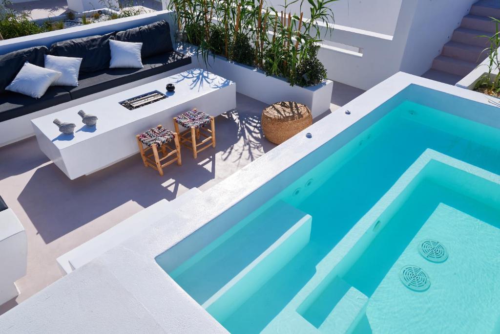 帕罗斯岛Casa Mardiva Sole的享有别墅内游泳池的顶部景致