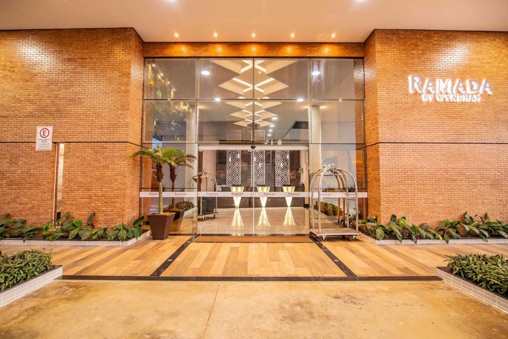 马瑙斯Ramada by Wyndham Manaus Torres Center的卡马拉新加坡酒店的大堂