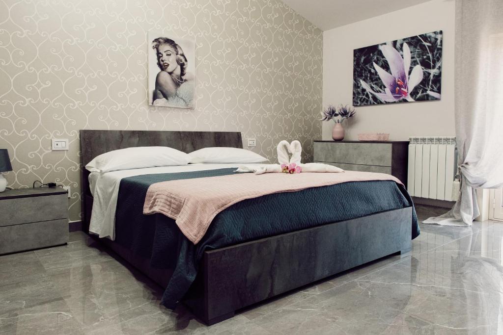 圣焦万尼拉蓬塔La Punta的一间卧室配有一张带粉色毯子的大床