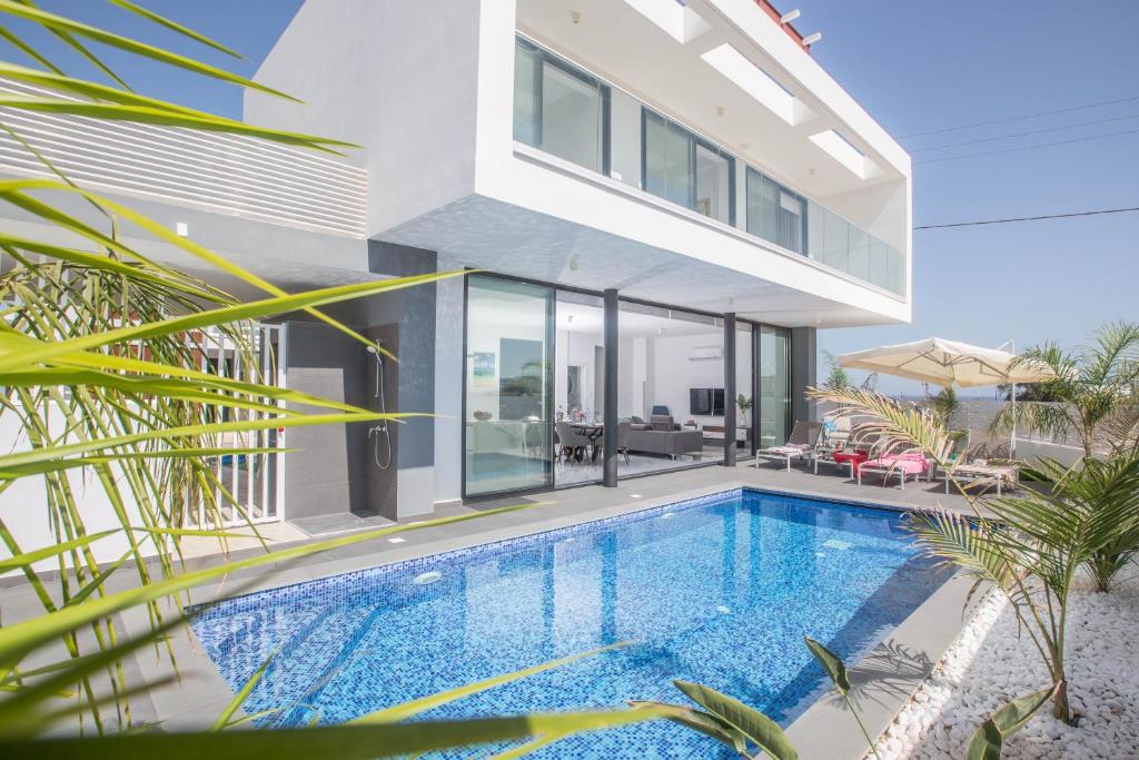 普罗塔拉斯Anassa Seaview Villa - Stunning Panoramic Views的一座带游泳池和房子的别墅
