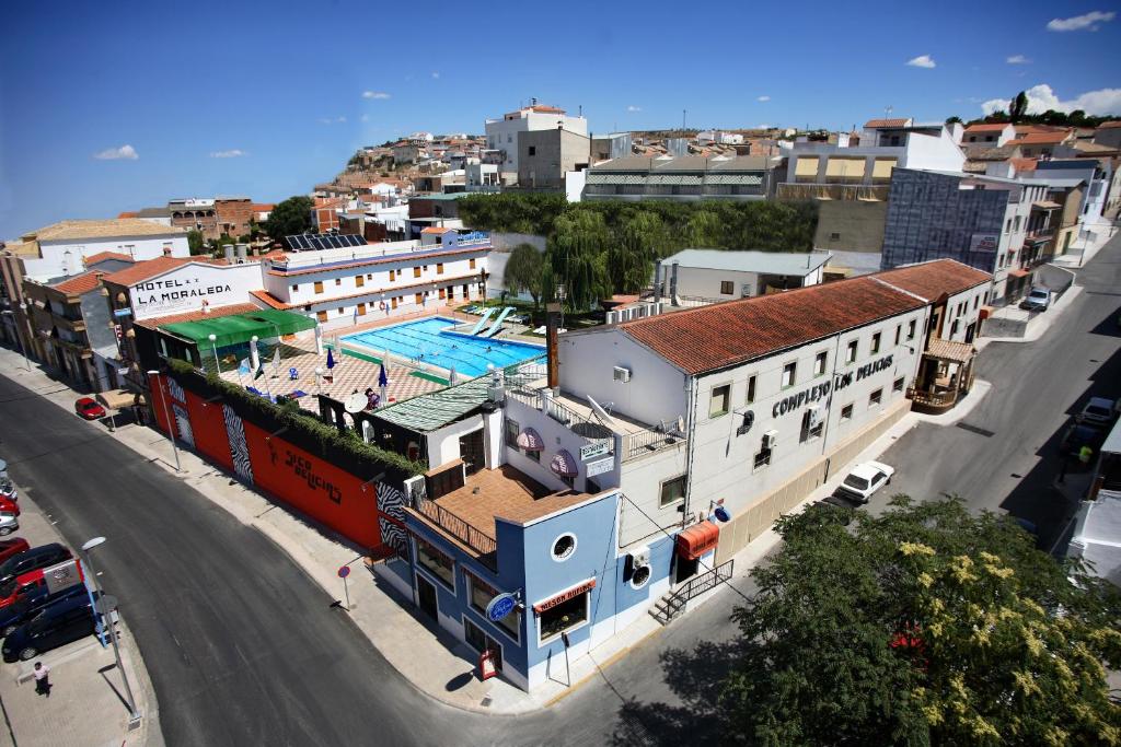 阿索维斯波新镇Hotel La Moraleda - Complejo Las Delicias的城市顶部景游泳池公寓