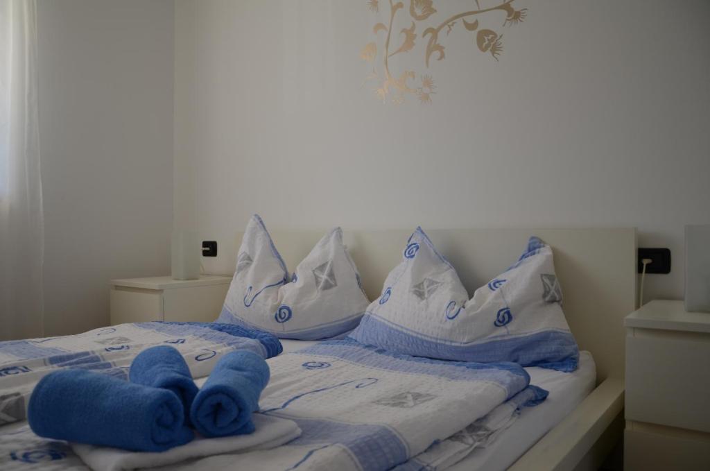 科佩尔Apartments Bertok的一张带蓝色毛巾和枕头的床
