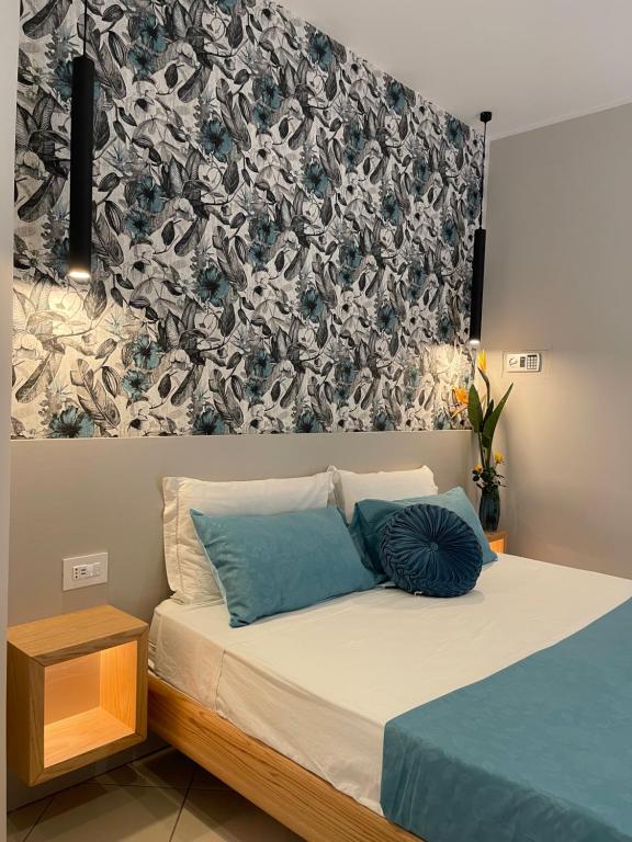 特罗佩阿Sapore Di Sale Accommodation Tropea的一间卧室配有一张带蓝色枕头的床