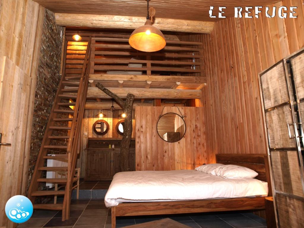 Oberfeulen卡萨奥6住宿加早餐旅馆的一间卧室配有一张双层床和梯子