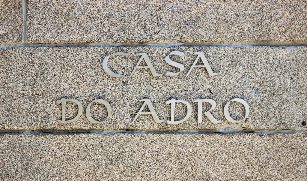 Parada de PinhãoCasa do Adro de Parada的沙中石灰岩的标志