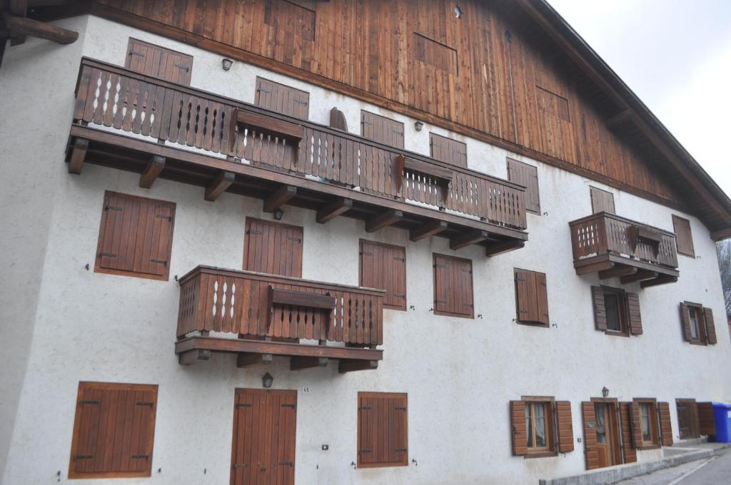 圣维托-迪卡多雷La Casa di Nicky - San Vito di Cadore的旁边设有木制阳台的建筑