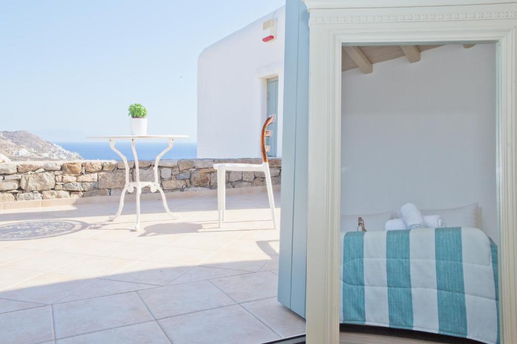 埃利亚海滩Niriides Homes & Villas的海景客房 - 带一张床