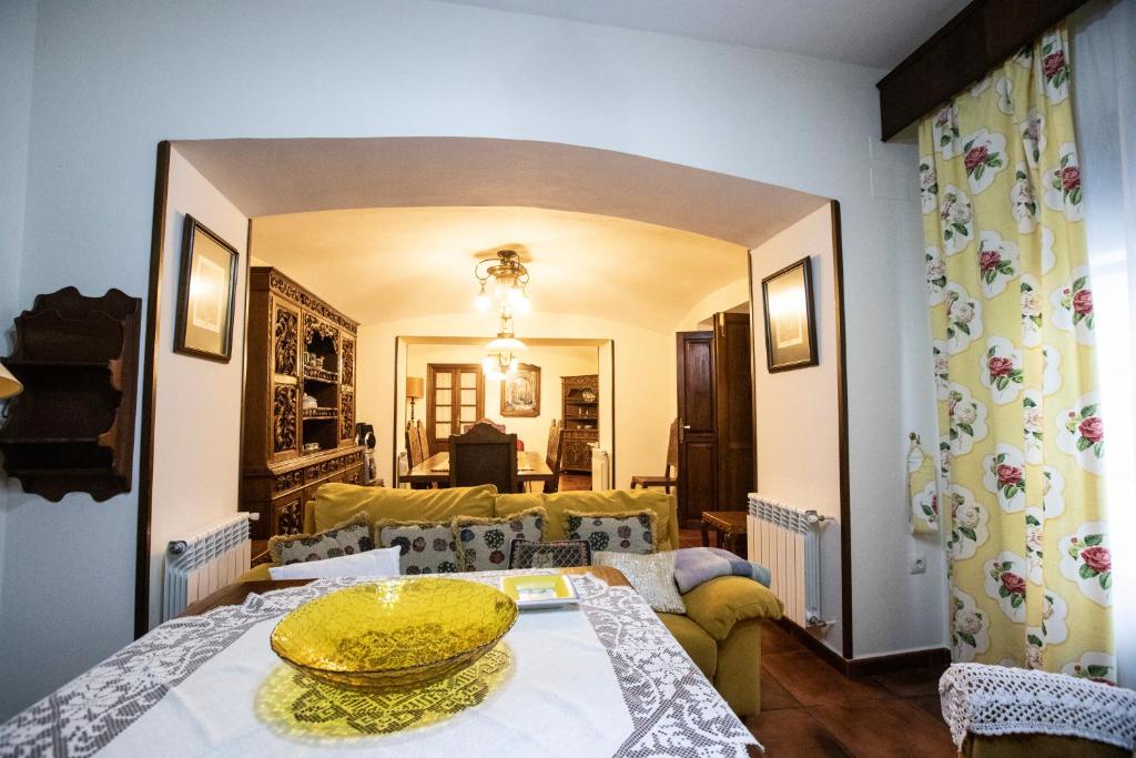 奥利文萨LA CASONA OLIVENTINA的客厅配有桌子和沙发