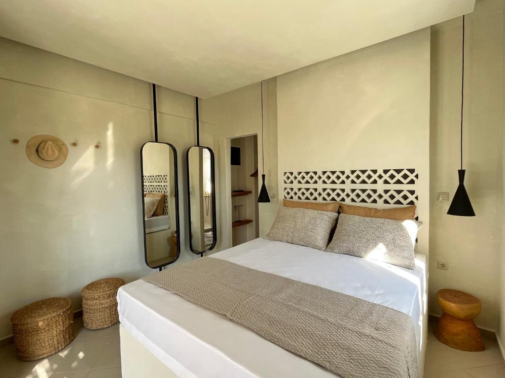 圣安娜纳克索斯Naxian Touch的卧室配有一张床,墙上有两面镜子