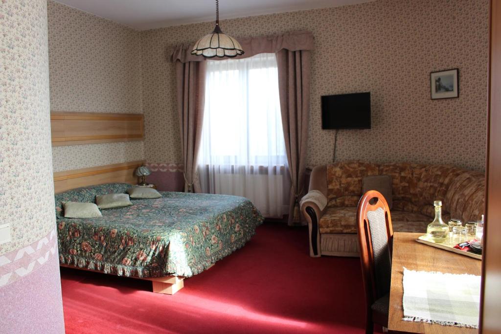 考纳斯Nemunas Tour Residence的酒店客房,配有床和沙发