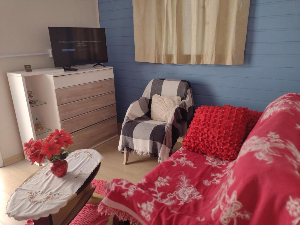 格拉玛多Kitnet Namorados的配有床、电视和椅子的房间