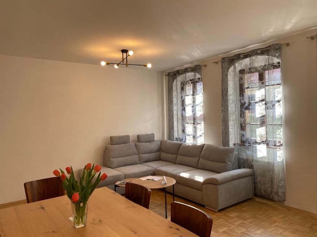 皮尔纳Ferienwohnung Villa Fortuna的客厅配有沙发和桌子