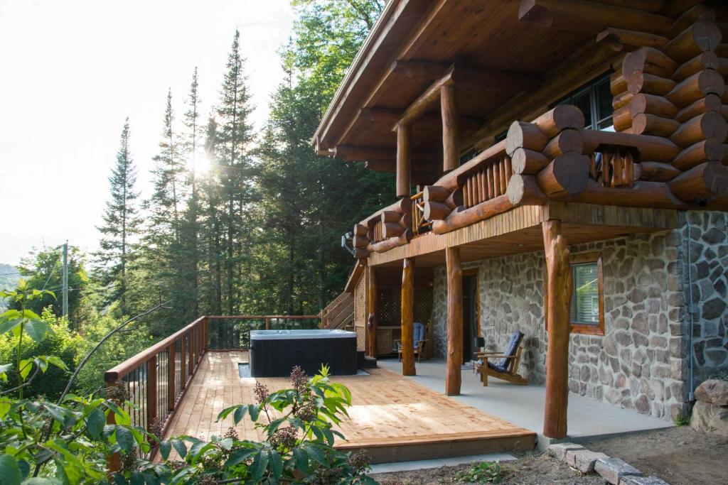 Saint-FaustinBreathtaking log house with HotTub - Summer paradise in Tremblant的相册照片