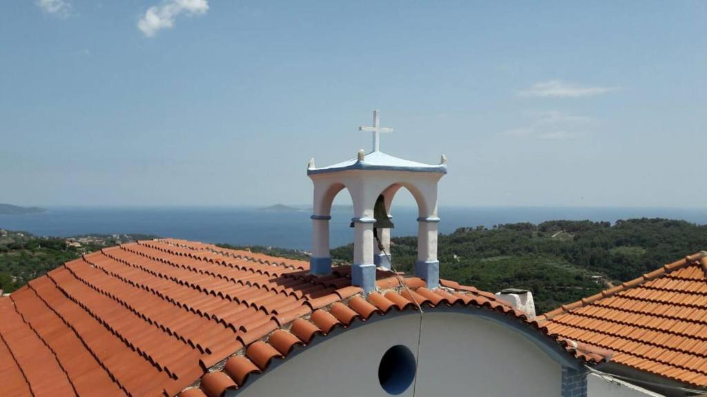 阿洛尼索斯古镇Traditional House Ekaterini Alonissos的教堂屋顶上有一个十字架