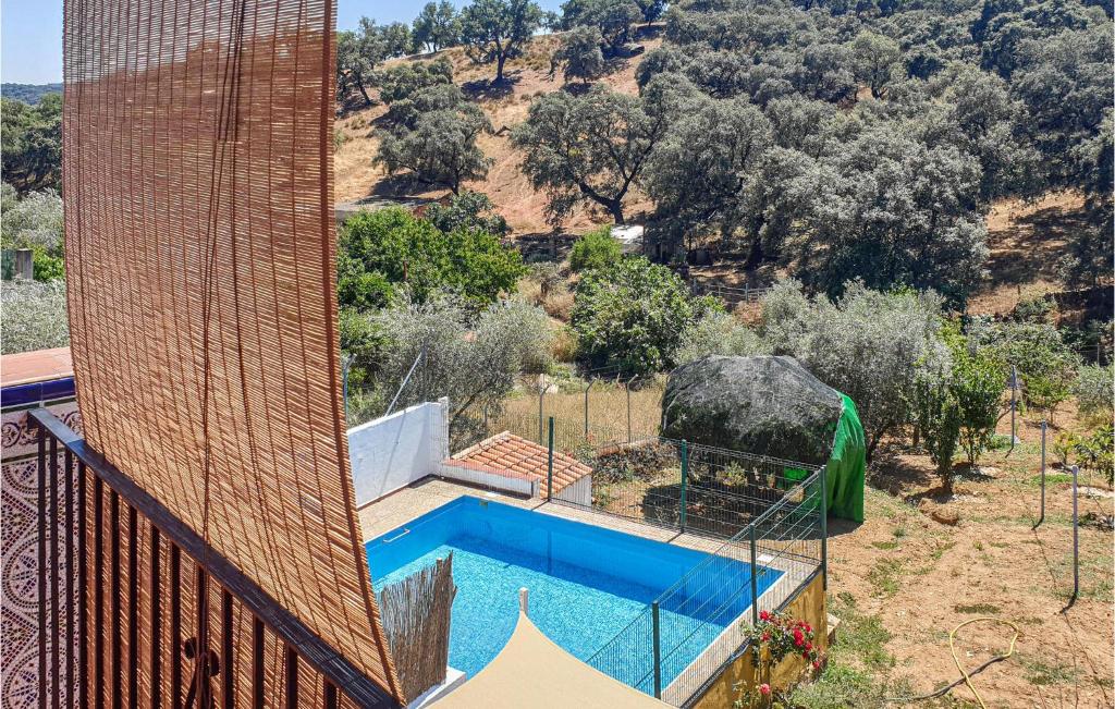 4 Bedroom Cozy Home In Las Cefias的享有带游泳池的别墅的顶部景致