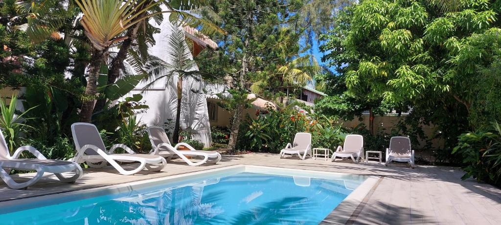 特鲁欧克比赫斯Lush Garden Villa with private pool的一组椅子和一个游泳池