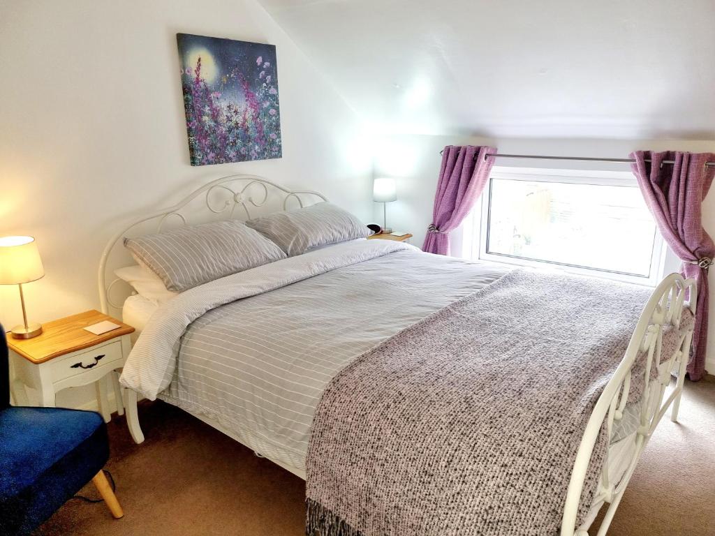 大德里菲尔德Ladybird Cottage, Dog Friendly, Couples or Small families, Yorkshire Wolds - Countryside and Coast的卧室设有一张白色大床和一扇窗户。