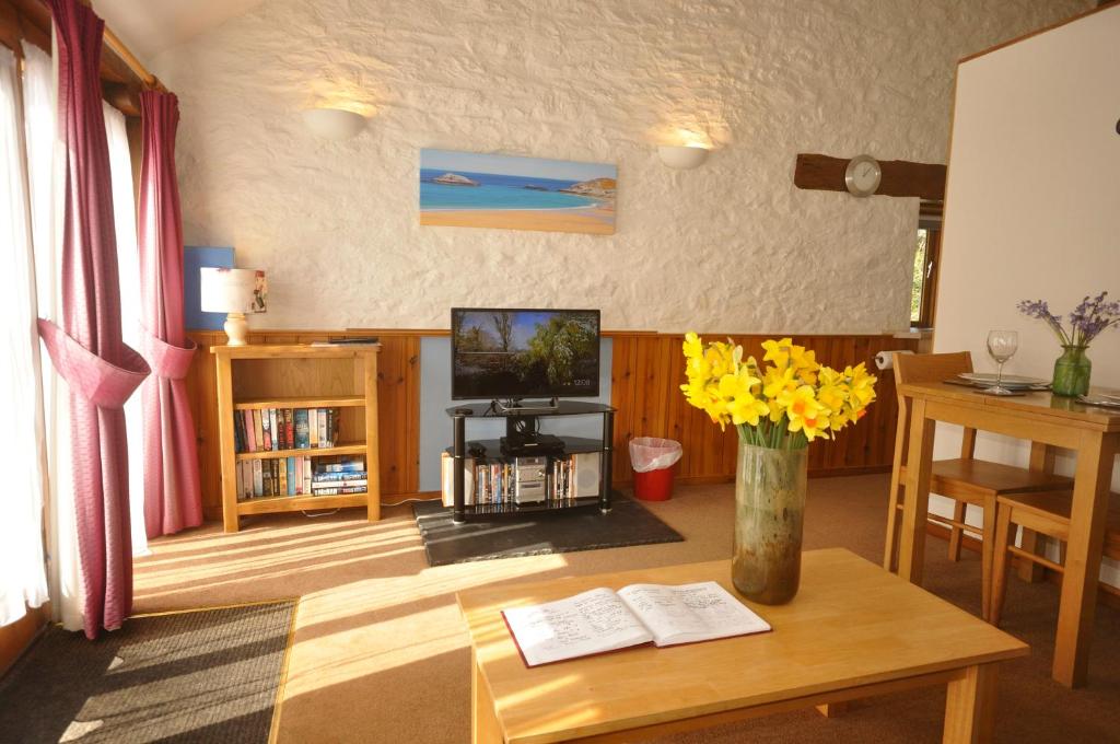 纽基Bowgie at Trewerry Cottages - Away from it all, close to everywhere的客厅配有桌子和电视