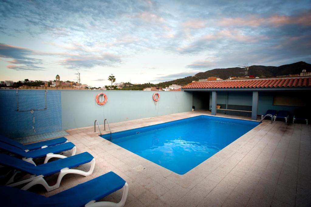 兰卡Hotel Beri的屋顶上的游泳池