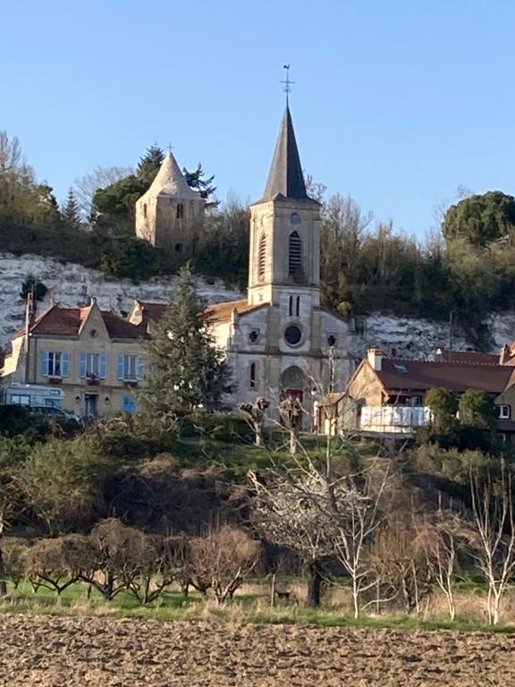 Mousseaux-sur-SeineMaison calme et fonctionnelle的山顶上一座古老的教堂