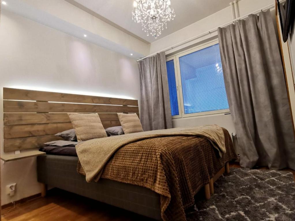 罗瓦涅米Rovaniemi Cityhome Laura的一间卧室配有一张带吊灯和窗户的床。