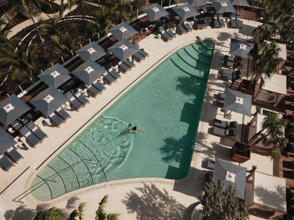劳德代尔堡Four Seasons Hotel and Residences Fort Lauderdale的享有度假村游泳池的顶部景致